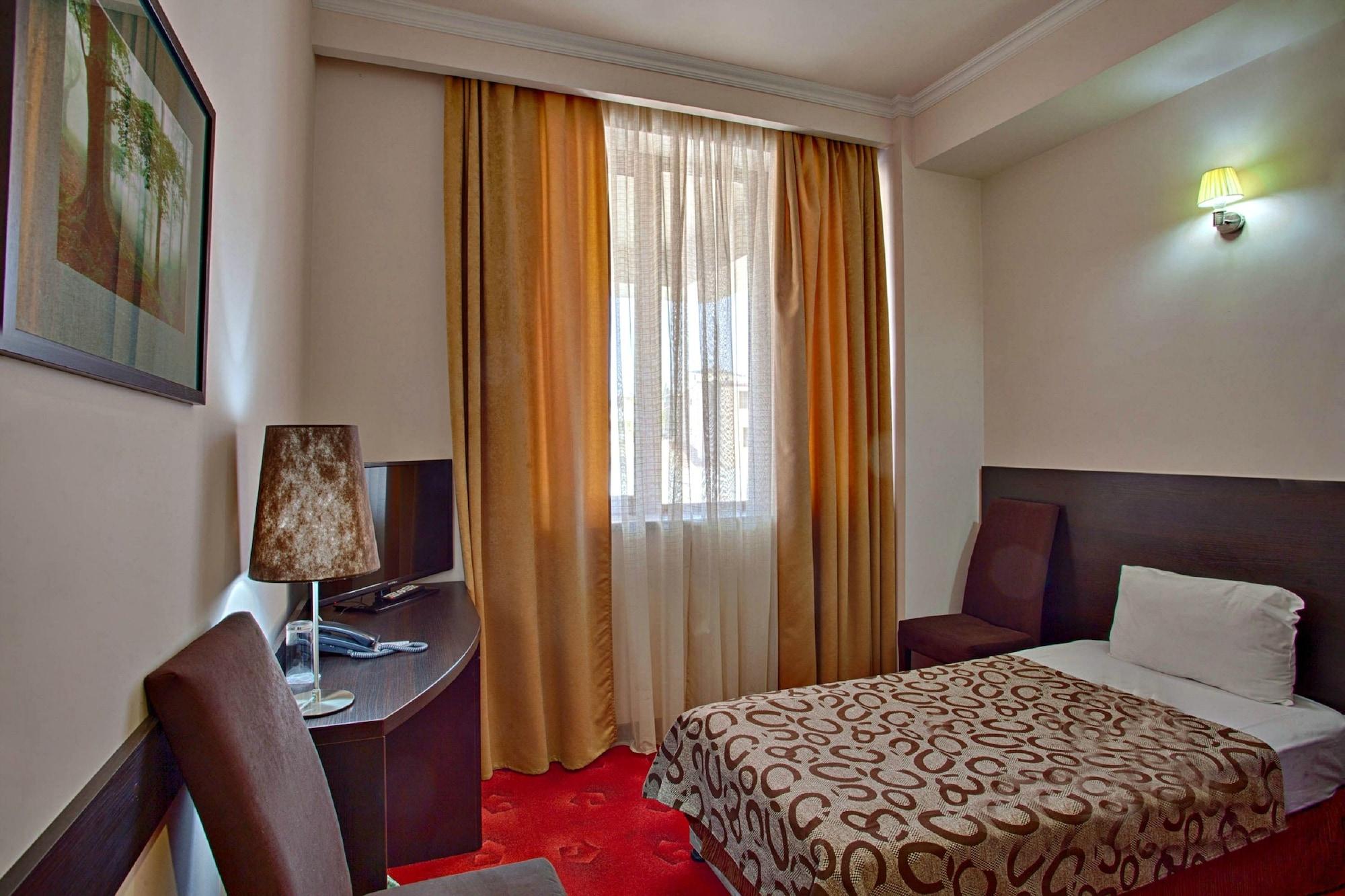 Regineh Hotel Ereván Exterior foto